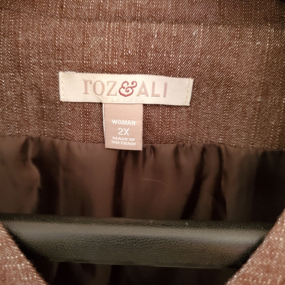 Roz & Ali 3/4 sleeve blazer - Picture 3 of 4